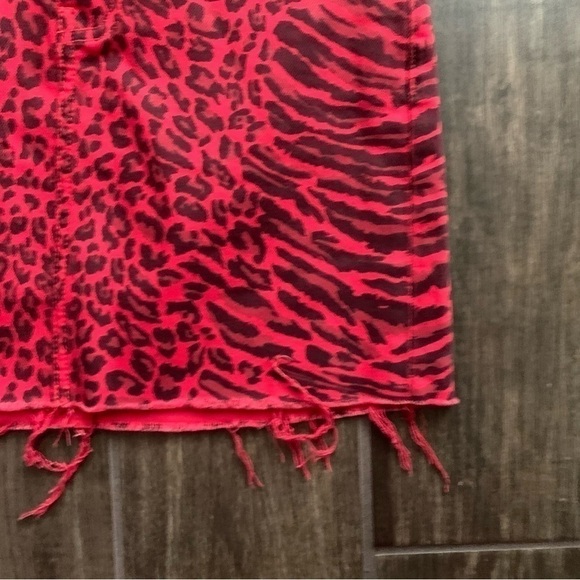 Current Elliot The 5-Pocket Mini Skirt in Warped Species Red Leopard Print Sz 25 - Picture 5 of 8